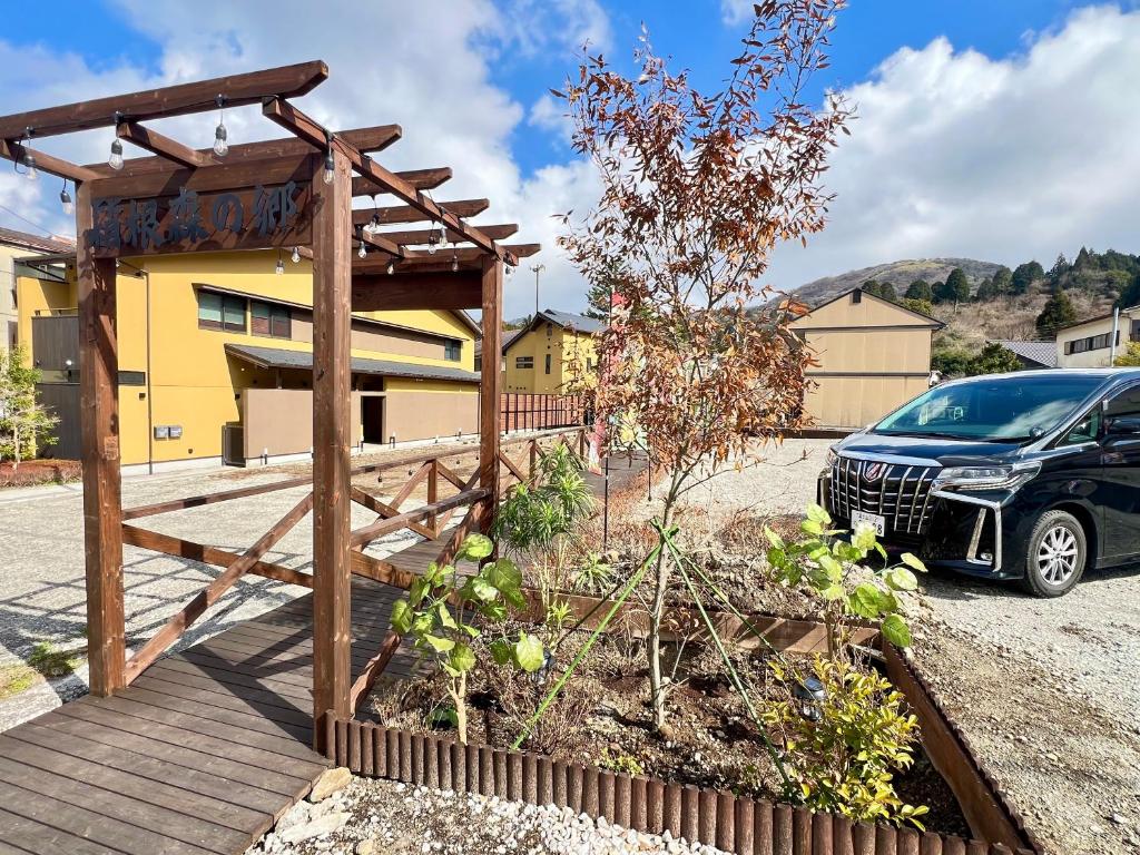a car parked in front of a house at Hakone Mori No Sato 箱根森の郷 in Sekishoato