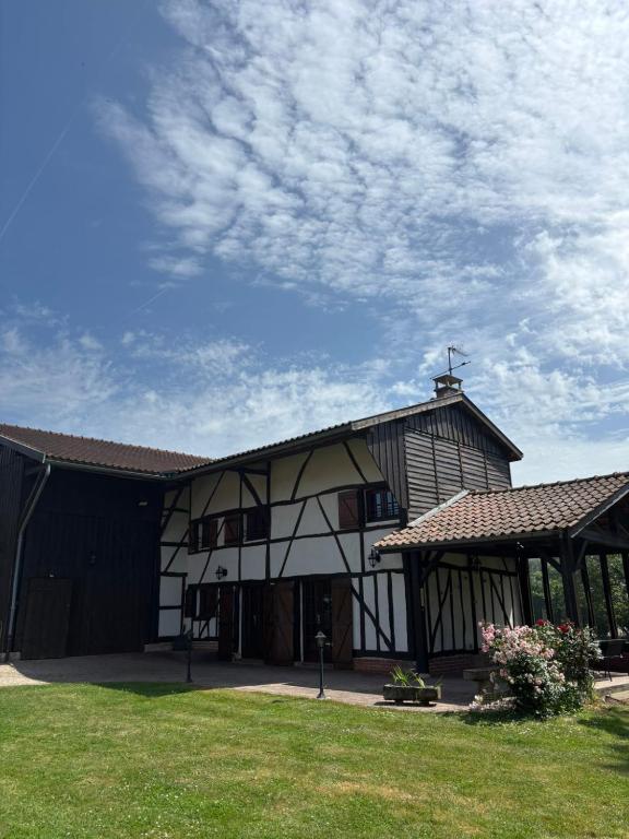 a white and black building with a sky at Maison Copé in Châtillon-sur-Broué