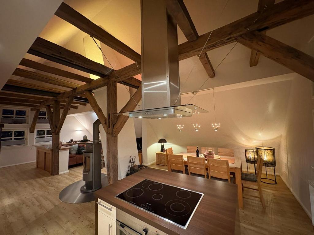 a kitchen and dining room with wooden beams at Fachwerkliebe Baudenkmal Ornes in Olsberg