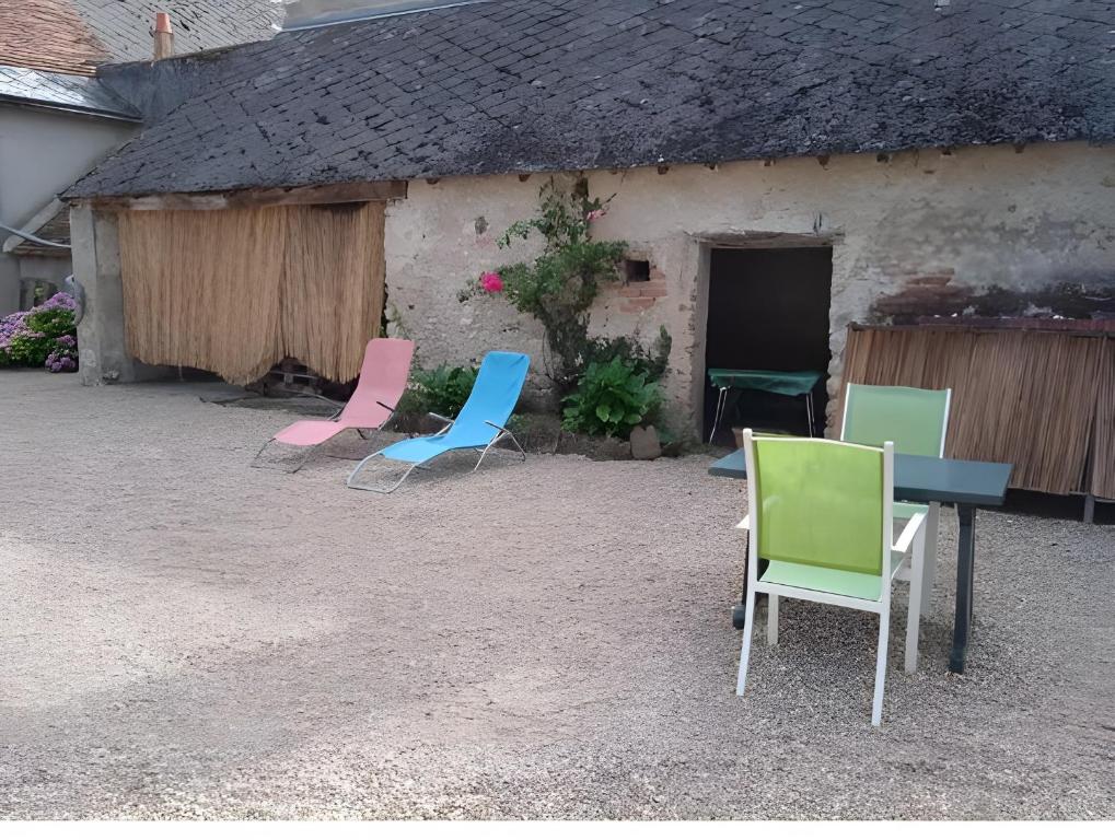 a group of chairs sitting outside of a building at Studios Saint dye sur Loire in Saint-Dyé-sur-Loire
