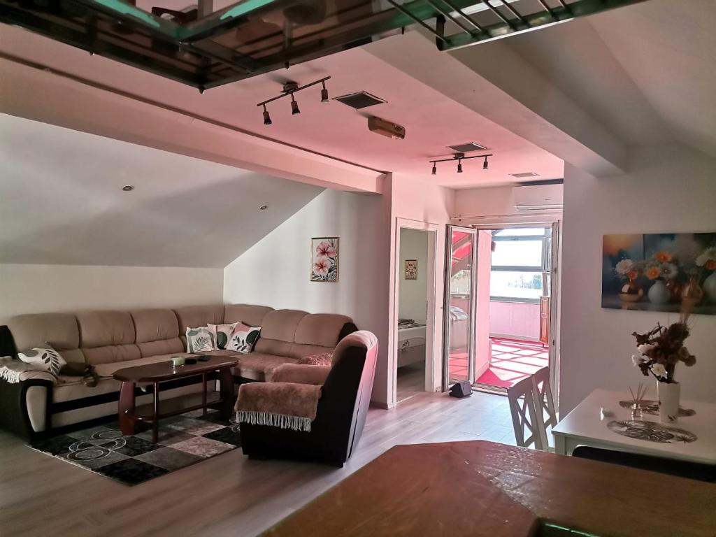 a living room with a couch and a table at Apartman Nik-Rom 1 in Bosanska Gradiška