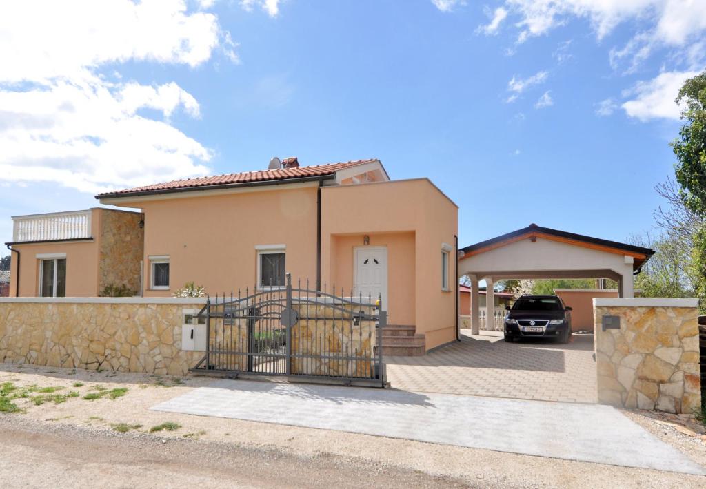 a house with a gate and a car at Lavanda Haus in Vodnjan