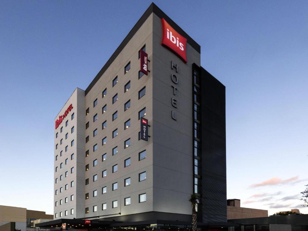 ein Hotel mit einem Schild an der Seite in der Unterkunft ibis Tijuana in Tijuana
