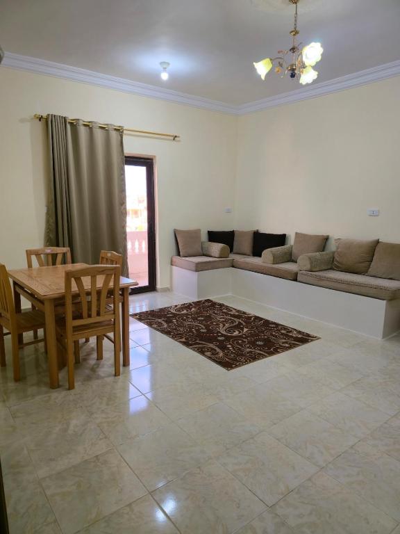 a living room with a couch and a table at Spazio Undici 11 in Marsa Matruh
