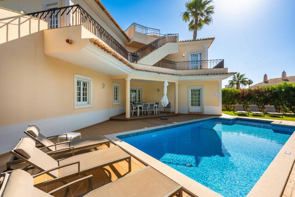 Villa Monte das Oliveiras with Private Pool