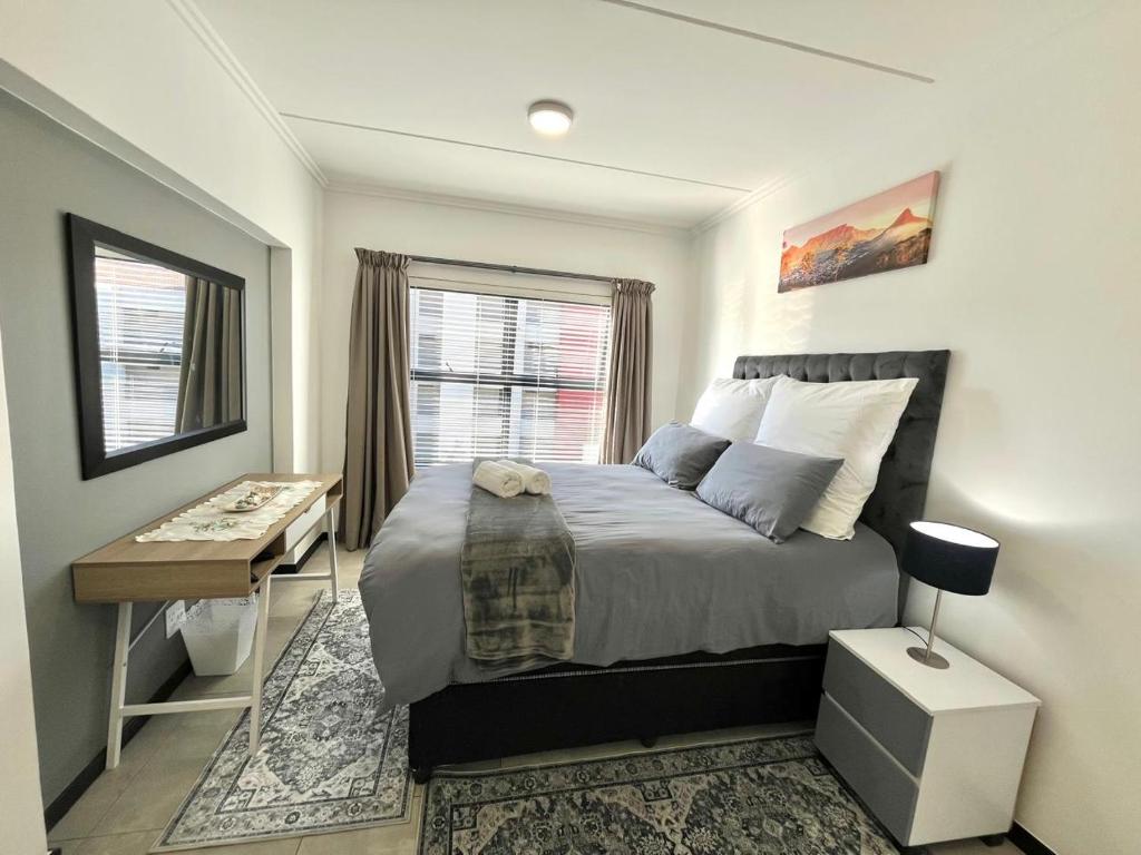 un dormitorio con una cama, un escritorio y una ventana en Comfy 1 Bed 1 Bath En-Suite, en Chartwell