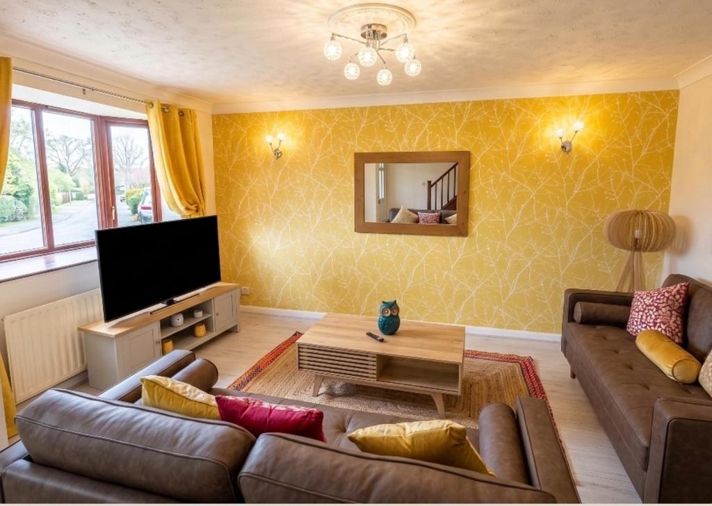 a living room with a couch and a tv at 3 Bed Semi - Sleeps 5 - Private Garden & Parking - Quiet Cul De Sac Location - Dog Friendly - Fast Wifi - Close to Motorway Access in Doncaster
