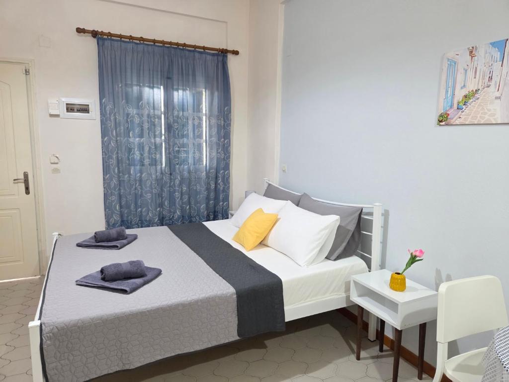 a bedroom with a bed with two towels on it at Angela Studio in Ipsos