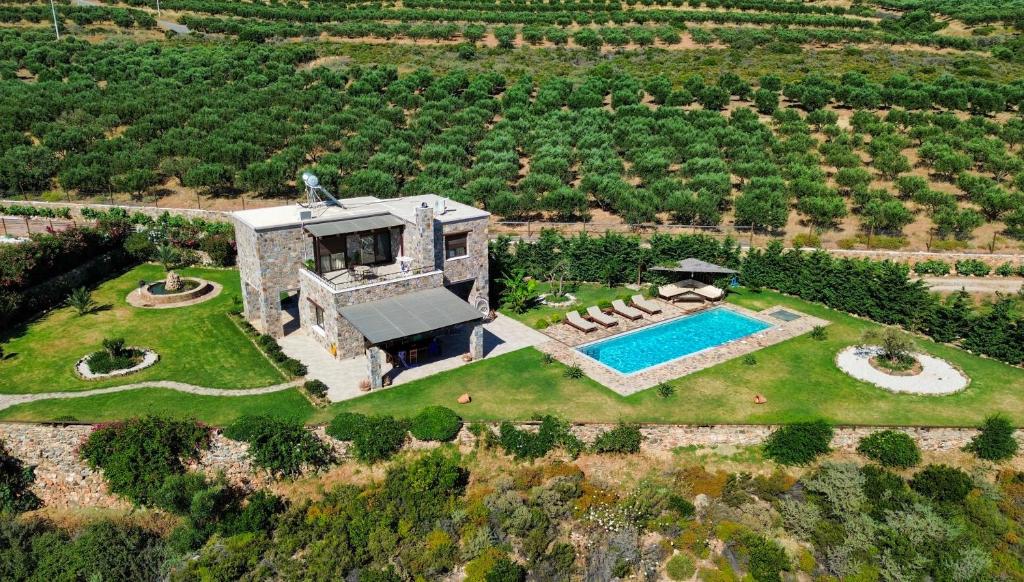 Luftaufnahme eines Hauses mit Swimmingpool in der Unterkunft Villa Kore Elafonissi in Ãyios FÃ³tios