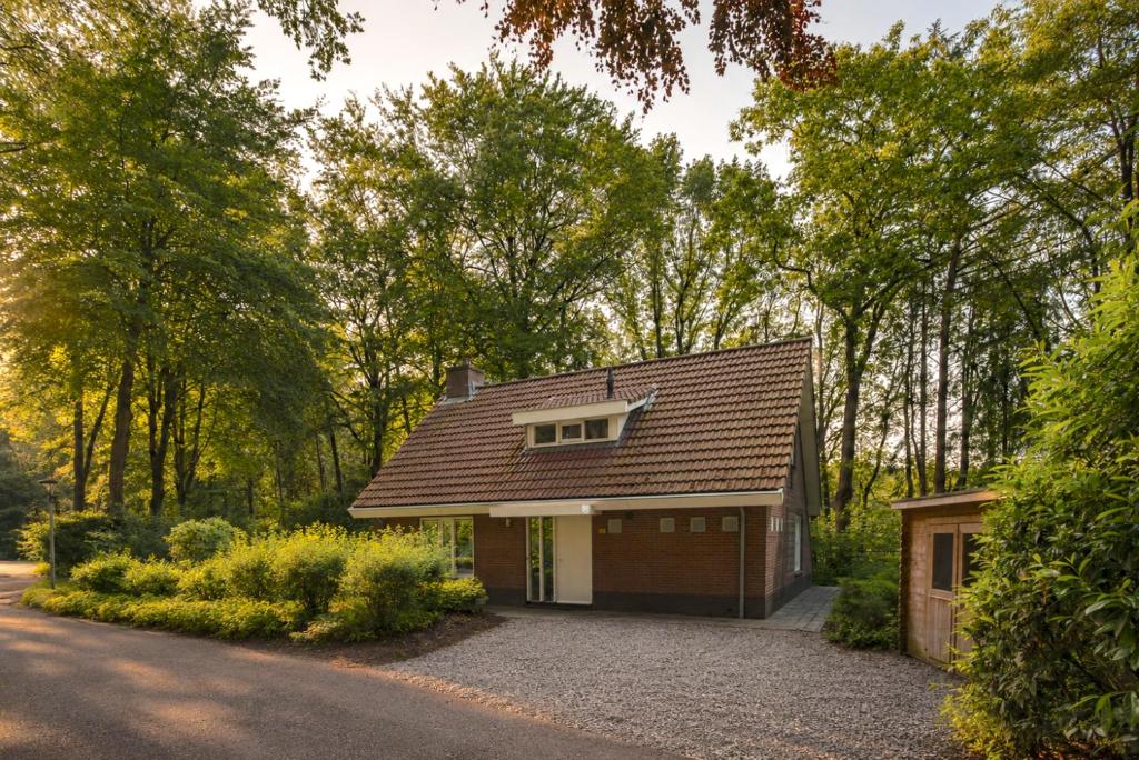 a small house in the middle of a road at Bospark Garderen in Garderen