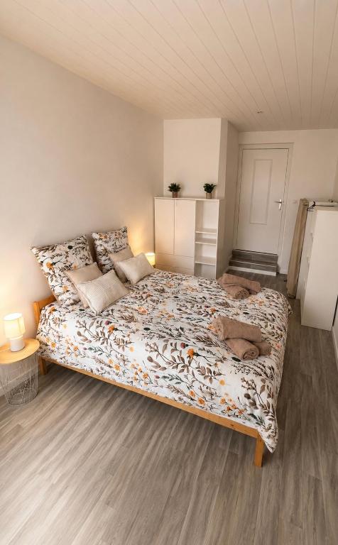 a bedroom with a large bed in a room at Le Cocooning - 4 voyageurs - Jardin,Terrasse in Saint-Nazaire