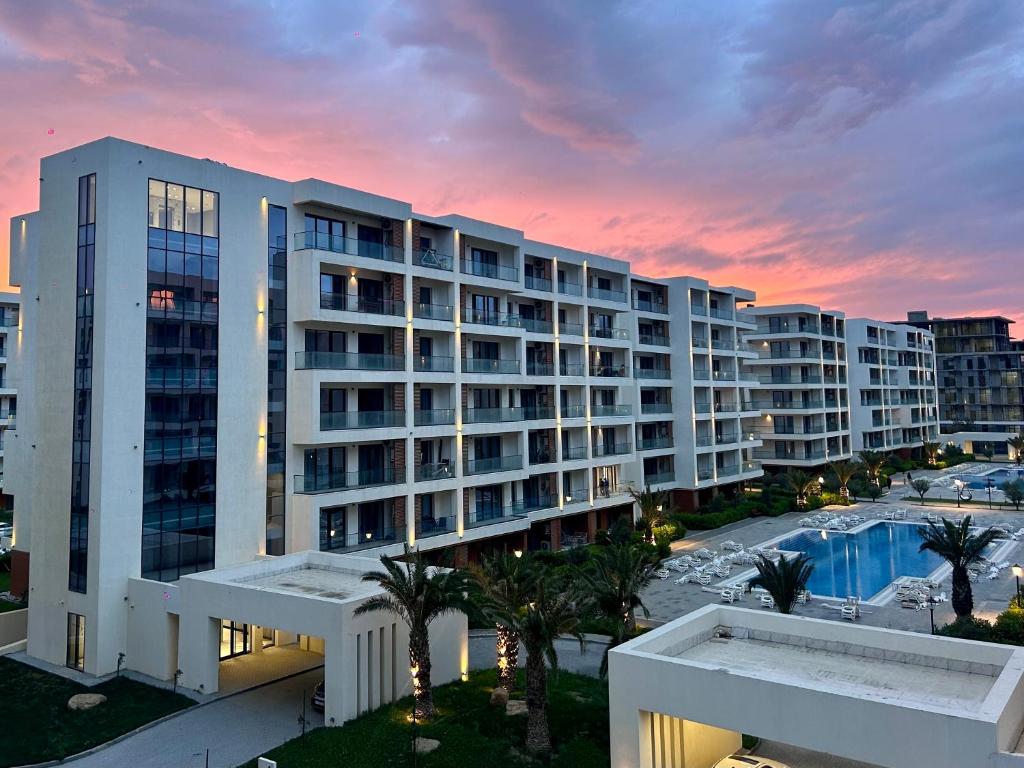 Sea Breeze Park Residence 2 , Studio with a balcony ,pool view near waterpark and circus در باکو