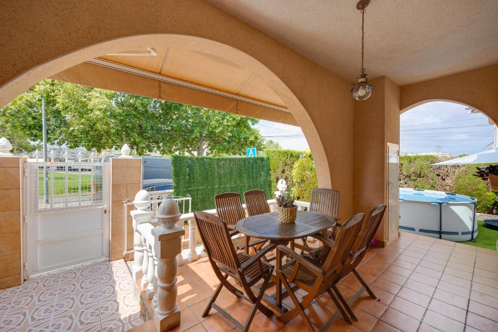 Casa con Piscina Privada y BBQ - Playa 12min a Pie