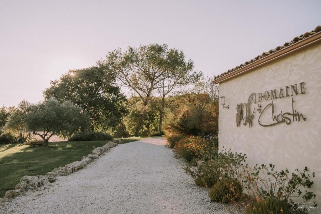 a road with graffiti on the side of a building at Domaine de Christin Studios-Hôtel in Junas
