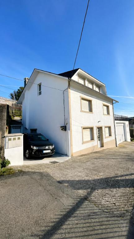 A casa dos avós - Spacious house with garage in Noia - Housity