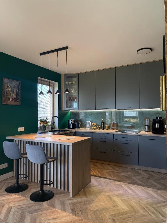 a kitchen with a counter and a table with chairs at Apartament Krisa z ogródkiem in Pogórze