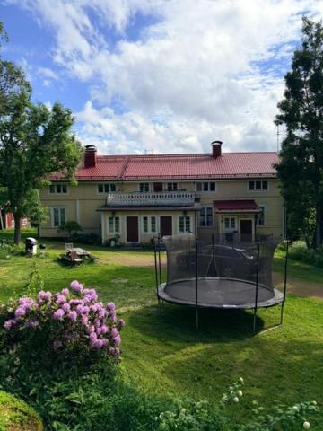 a large house with a yard with a basketball hoop at Kunnarainen in Sudsaloö
