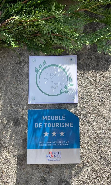 a sign that says module de tourismme on the ground at L'Éco'Logis - Meublé de tourisme classé 3 étoiles in Montargis