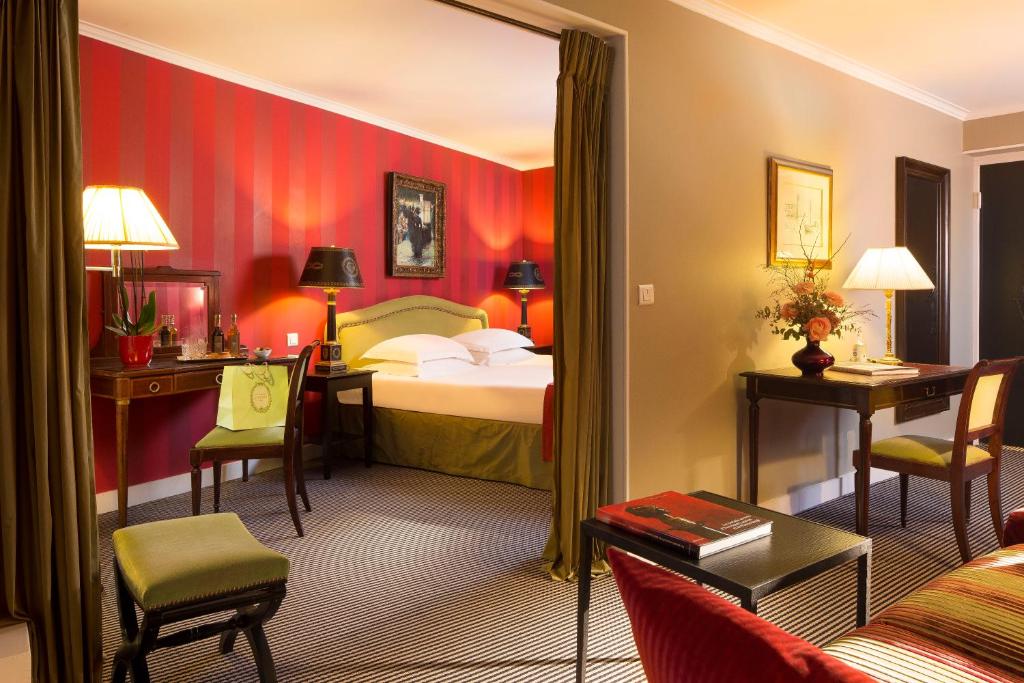 a hotel room with a bed and a desk at Hotel Residence Des Arts in Paris