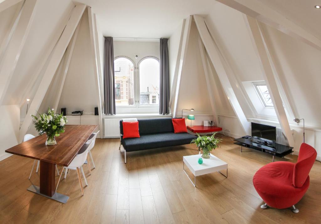 ein Wohnzimmer mit einem Sofa und einem Tisch in der Unterkunft Loft 6 kingsize apartment 2-4persons with great kitchen in Groningen