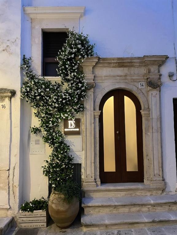 a building with a door and a plant at Domus Settecento in Putignano