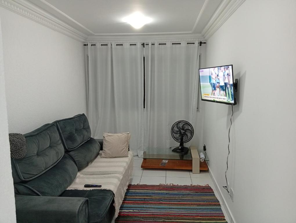 a living room with a couch and a flat screen tv at Ap 4 Hosp Autódromo Interlagos,Expo Transamérica mais Taxi a combinar in São Paulo
