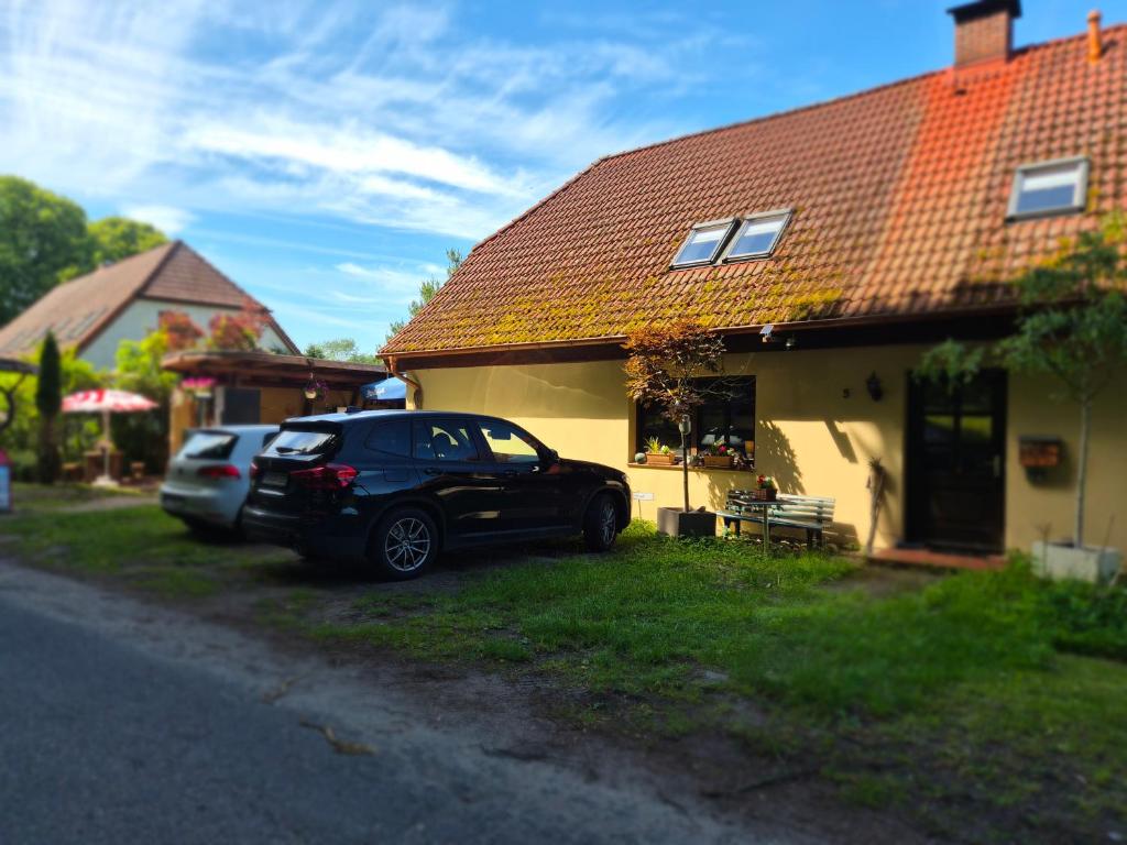 a black car parked in front of a house at Speck 5 klein in Kargow