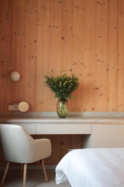 a bedroom with a desk with a plant in a vase at Casa Brutarului in Timişoara