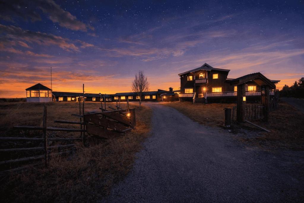 a house at night with the lights on at Stølsdokken Lodge in Sanderstølen