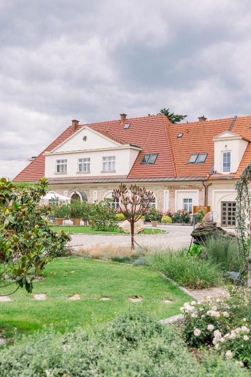 a large white house with a red roof at Na Kmíně in Obříství