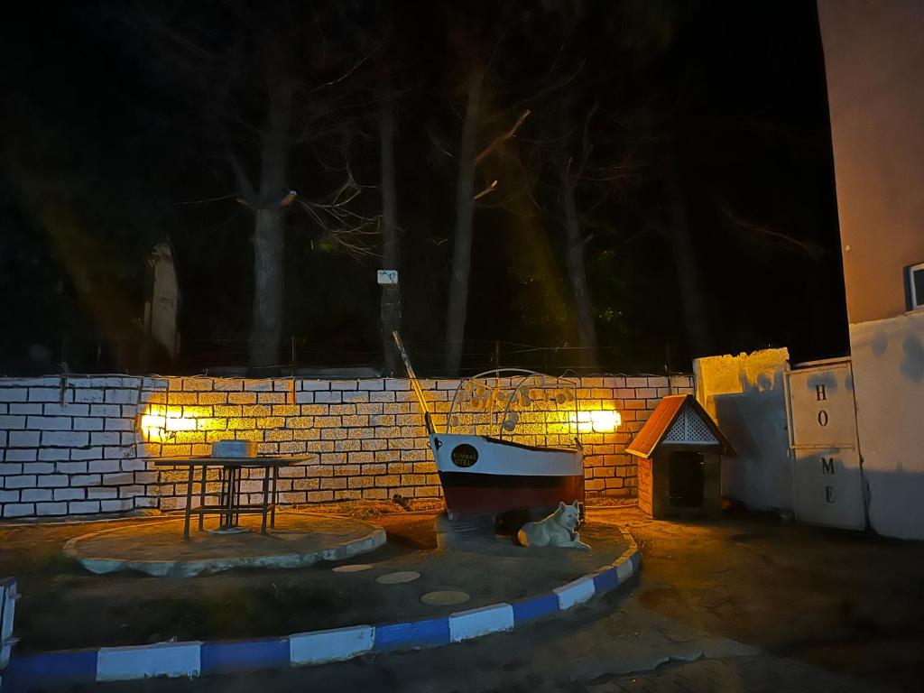 a brick wall with a small table and a tableablish at Kumbağ Otel in Kumbağ