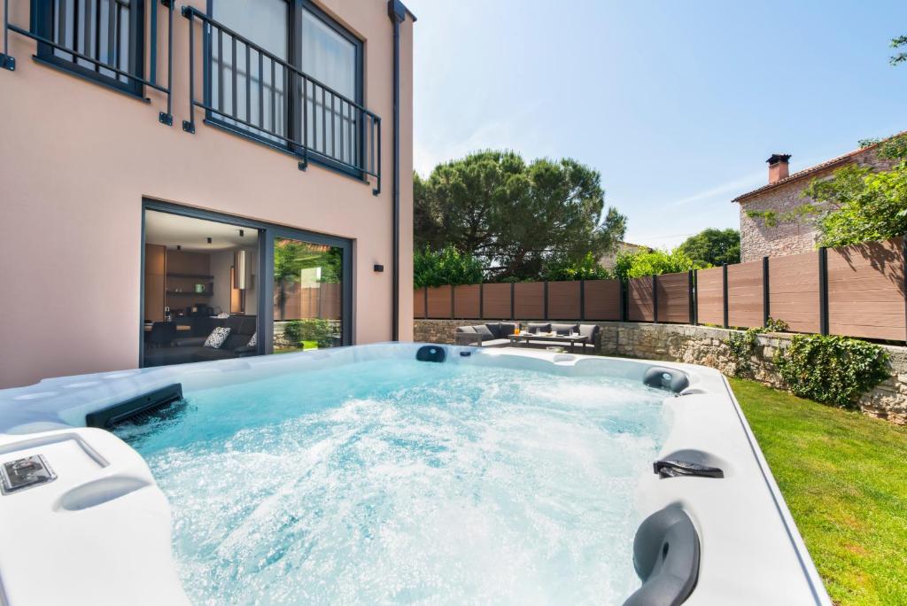 a hot tub in the backyard of a house at Ombra in Bale