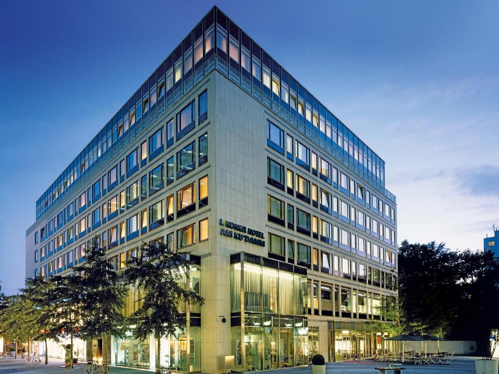 een groot kantoorgebouw met veel ramen bij Lindner Hotel Berlin Ku'damm, part of JdV by Hyatt in Berlijn
