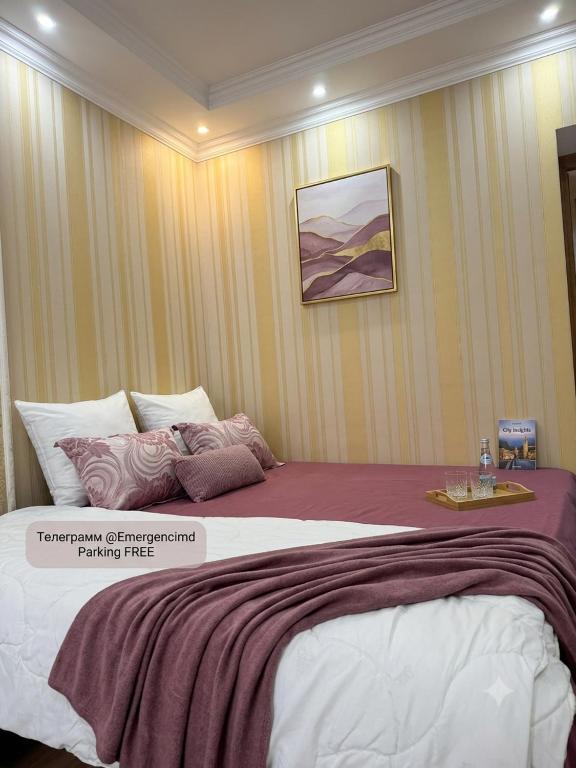 a bedroom with a large bed in a room at Hôtel Baldei in Chişinău