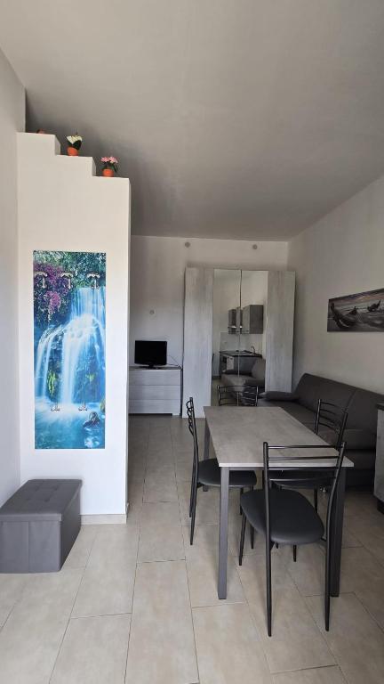 a dining room with a table and chairs and a kitchen at La Casa nella Rocca in Roccagloriosa
