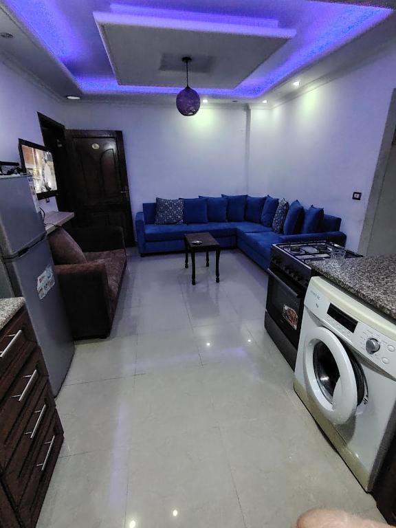 ein Wohnzimmer mit Sofa und blauer Decke in der Unterkunft شقة ريماس in Irbid