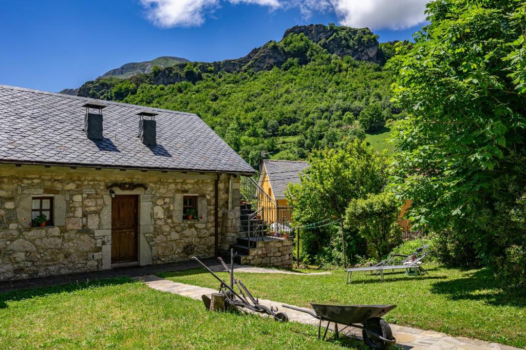 a stone house with a mountain in the background at Casa Engracita in Valle de Lago