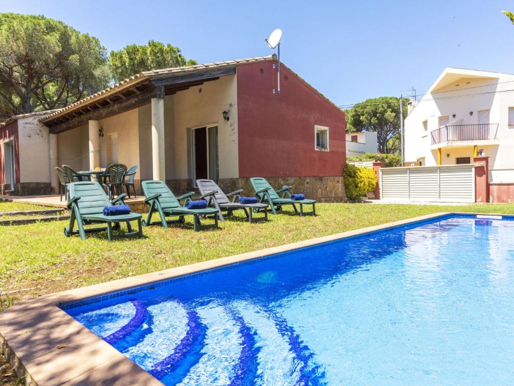 a swimming pool in the yard of a house at Holiday Home Bretos by Interhome in Fonts