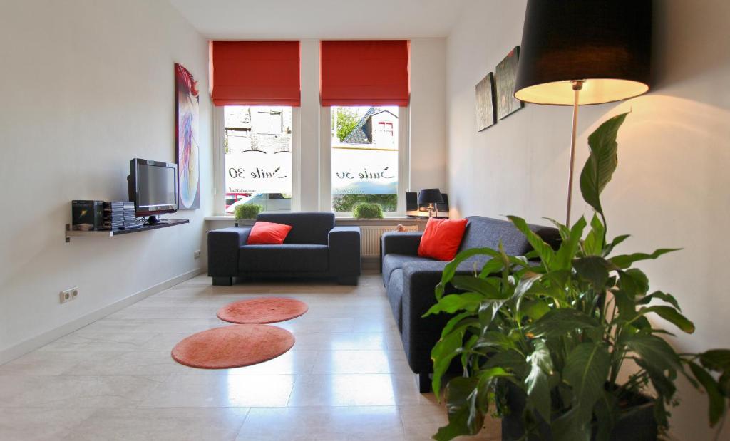 a living room with a couch and a plant at Suite 30 - kingsize groundfloor hotelapartment with parking in Groningen