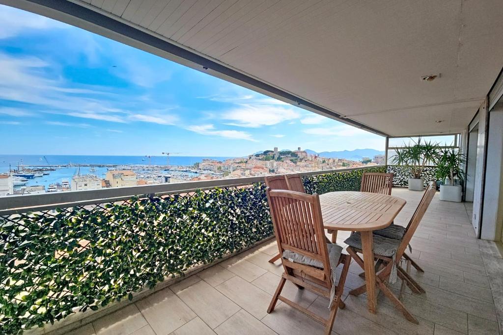HENRI CAMILLE AGENCY - Goelands- Luxury 3 bedrooms huge sea view terrace