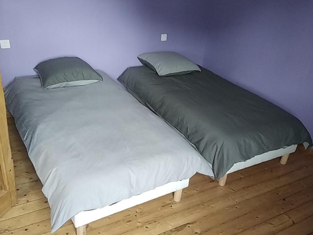 two beds sitting next to each other in a bedroom at La mouche de mai in Fécamp