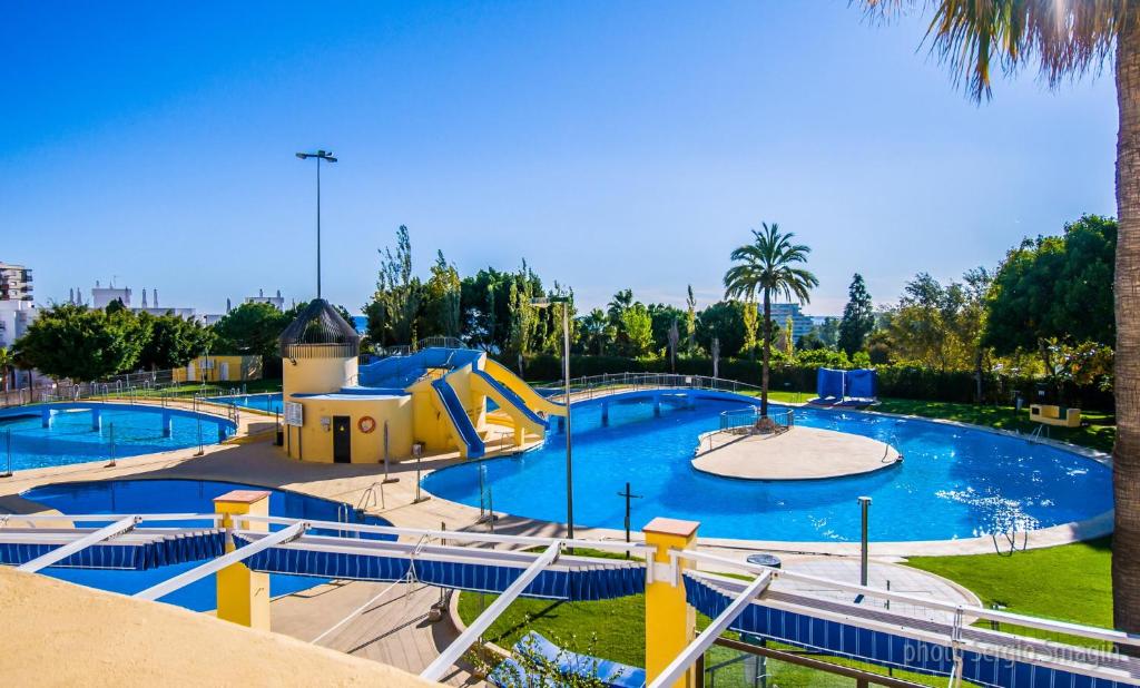 544 Minerva Apartamentos - Vista lateral al mar - Piscina y Playa - Cercano a tren, restaurantes y tiendas