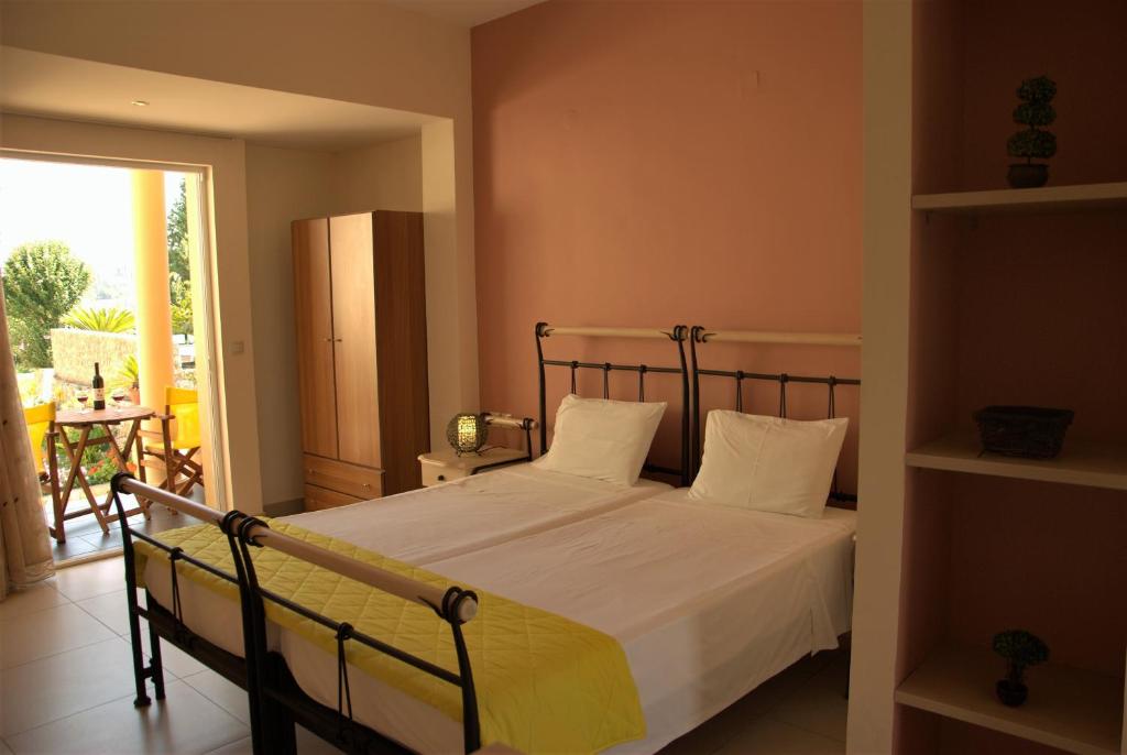 Uma cama ou camas num quarto em Corfu Pearl
