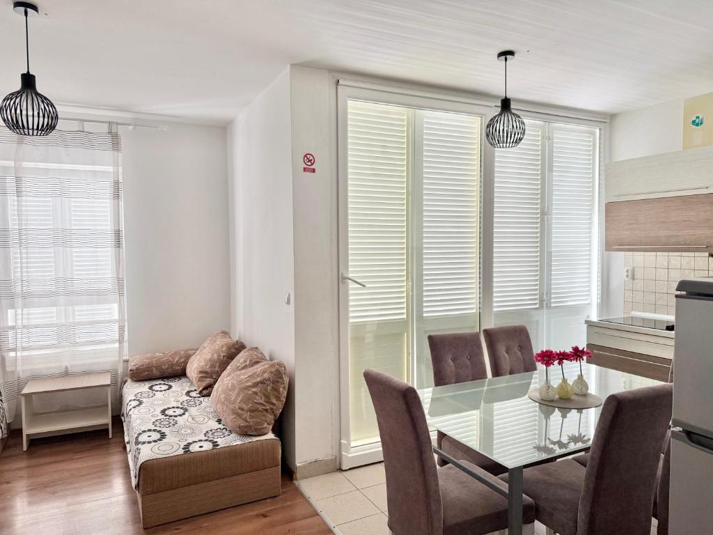 Apartment Danijel with balcony, Novalja