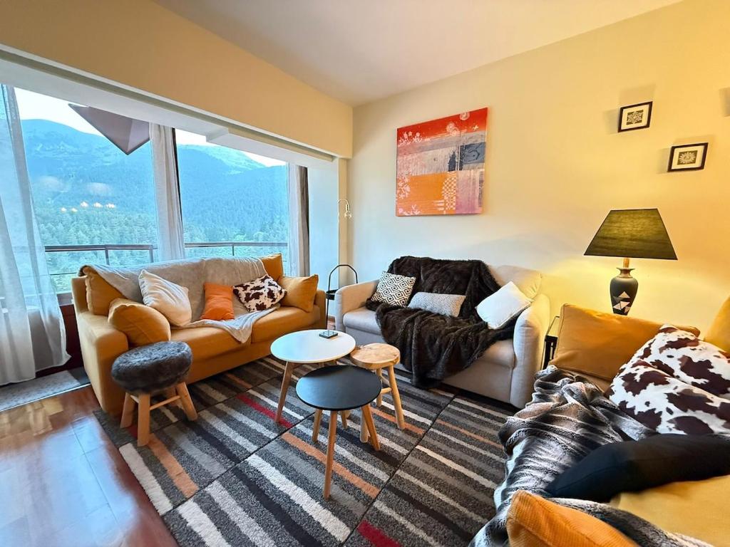 a living room with a couch and a table at Apartemento en la Molina - a pie de pistas in La Molina
