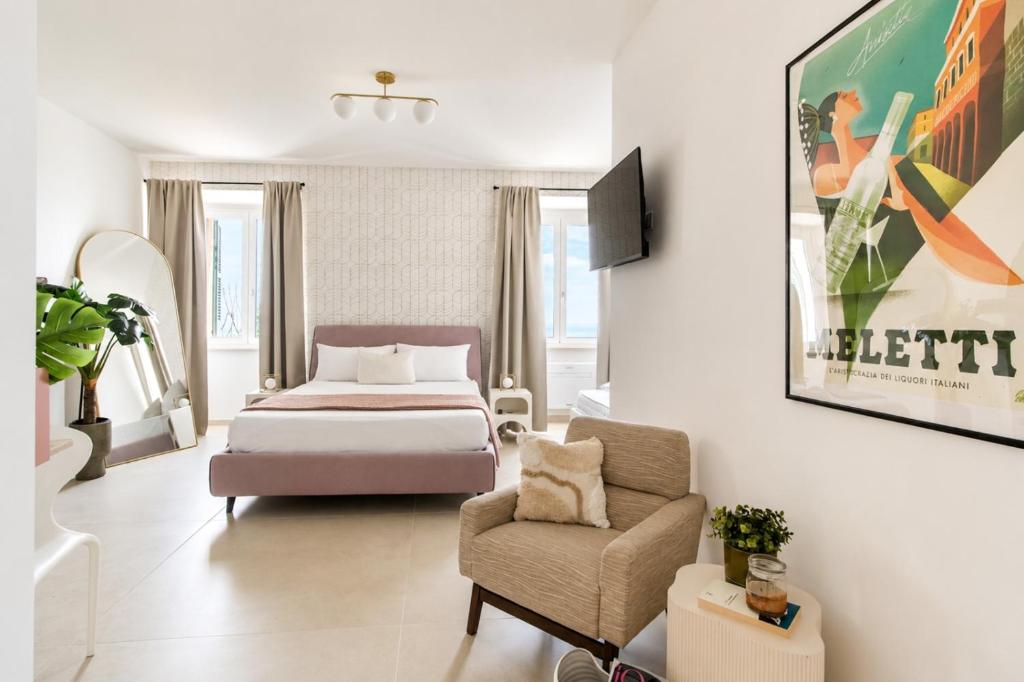 a hotel room with a bed and a chair at Al vecchio Incasato in Grottammare