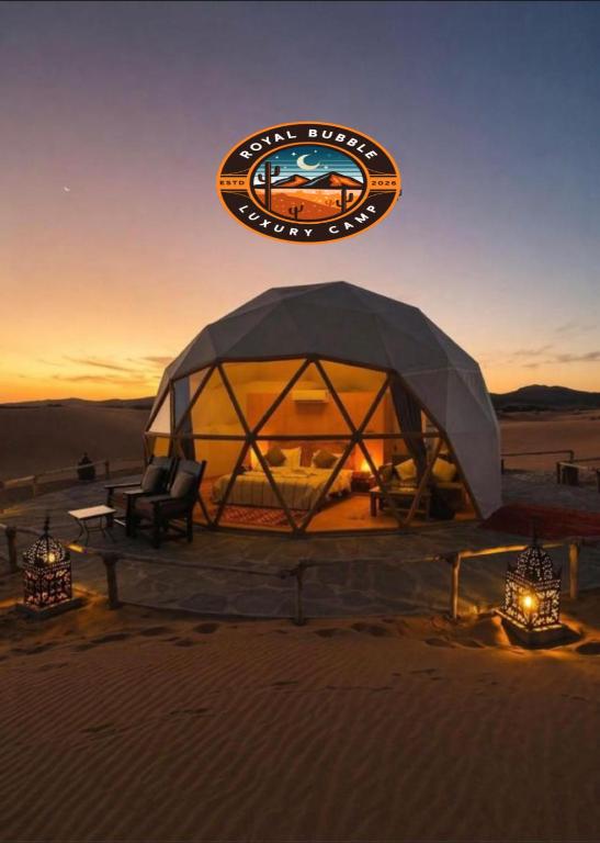 ein Zelt mitten in der Wüste bei Sonnenuntergang in der Unterkunft ROYAL BUBBLE lUXURY CAMP in Wadi Rum