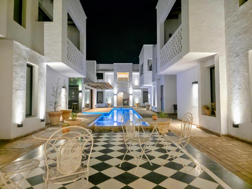 a pool in the middle of a building with chairs at Stipa Boutique Hotel in Chacras de Coria