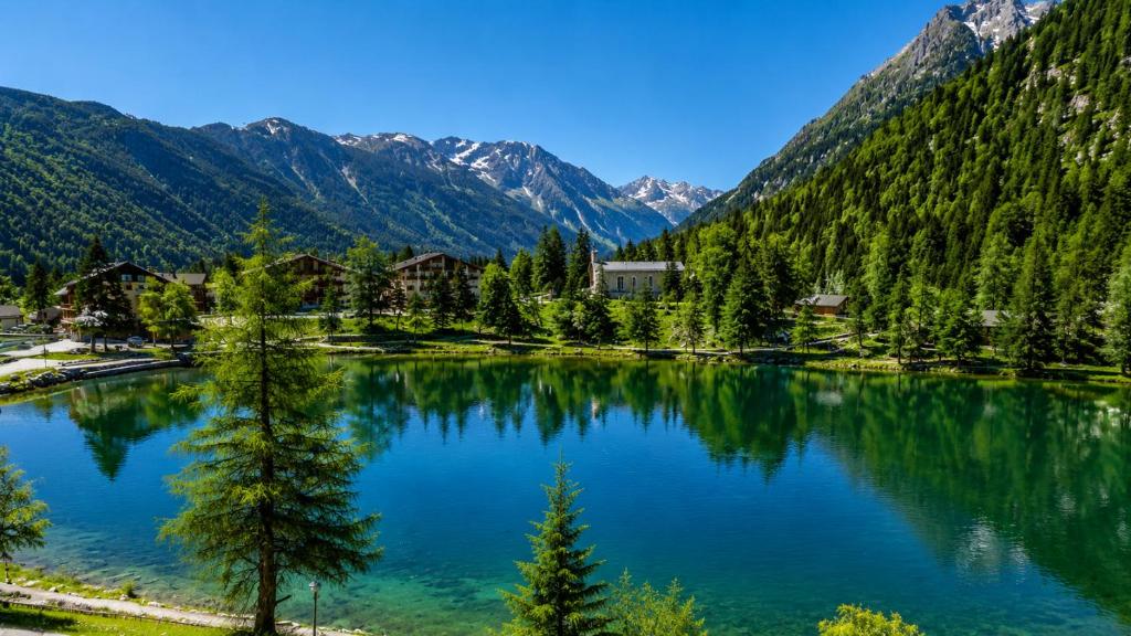 a lake in a valley with mountains in the background at Petit Canada - Studio à louer in Champex