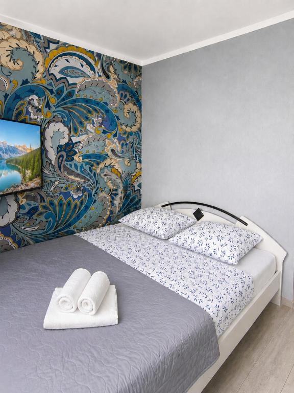 a bedroom with a bed with two towels on it at Pokoje gościnne Moli in Łeba